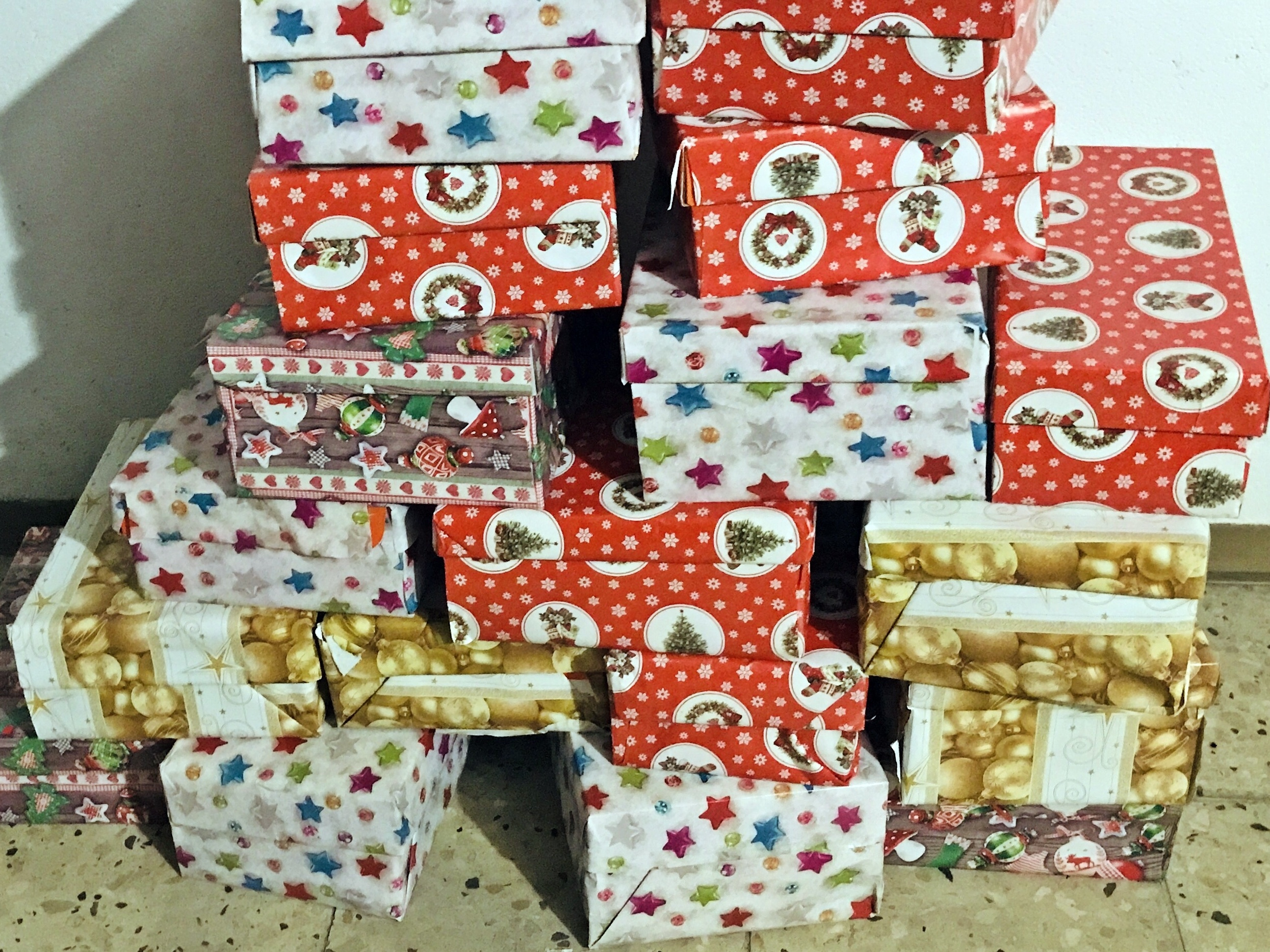Fertig verpackte Geschenke Ein fertiger Geschenkestapel