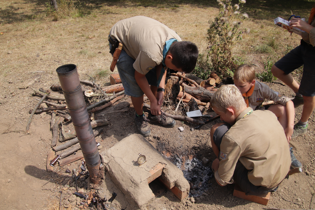 Ein Backofen, selbstgebaut aus Stein und Lehm