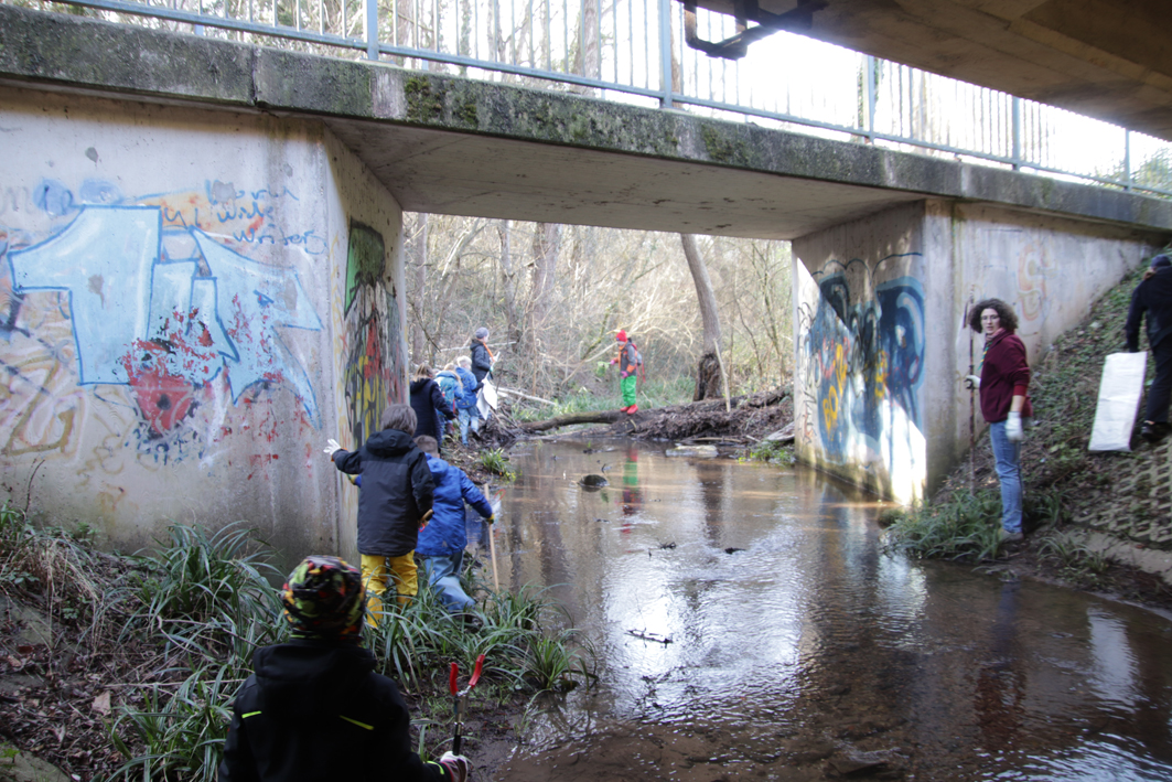 Unter der Straßenbrücke liegt jede Menge Müll