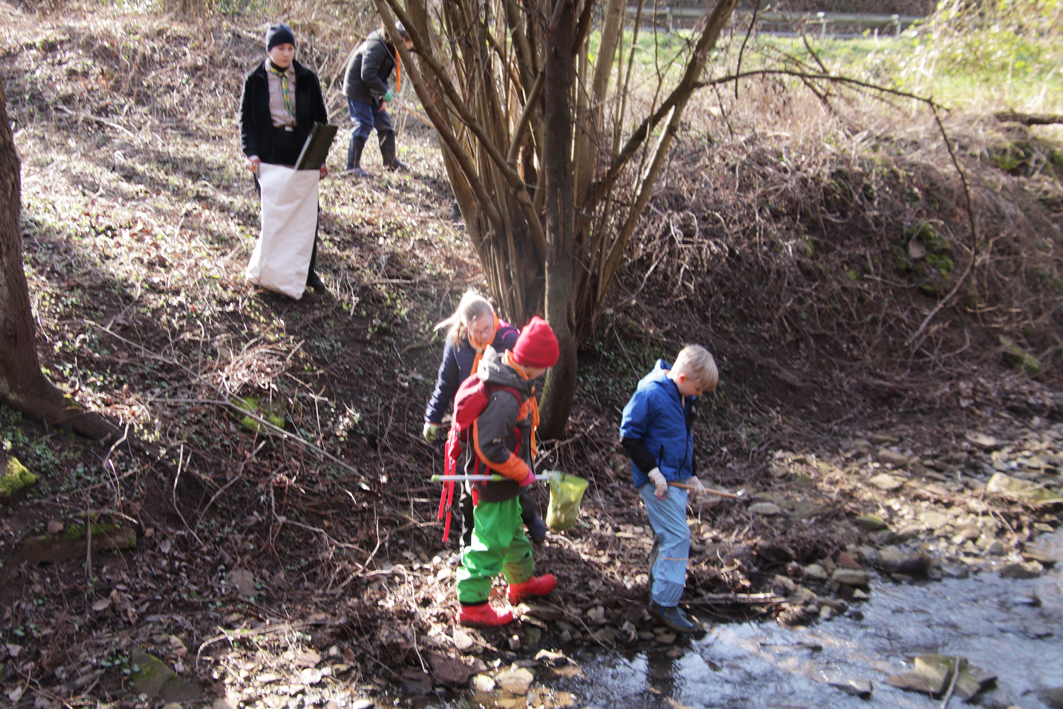 Kinder am Bach